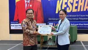 Prof. Sukri Palutturi menerima apresiasi usai menginspirasi Generasi Prima membangun digital mindset pelayanan berkualitas. (Foto: Dok.Pribadi).